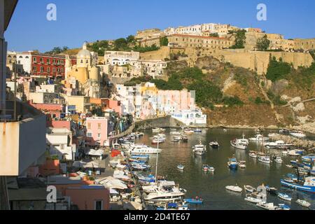 Procida, Provinz Neapel, Kampanien, Italien. Insel Procida, Panoramablick auf Terra Murata und Marina di Corricella. Stockfoto
