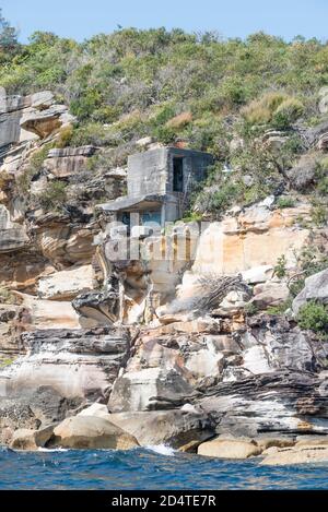 Die Einstiegsplatten, einfach bekannt als die Heads of Sydney Harbour, haben militärische Beobachtungsposten oder Pillenboxen und Artilleriebunker aus beiden Kriegen Stockfoto