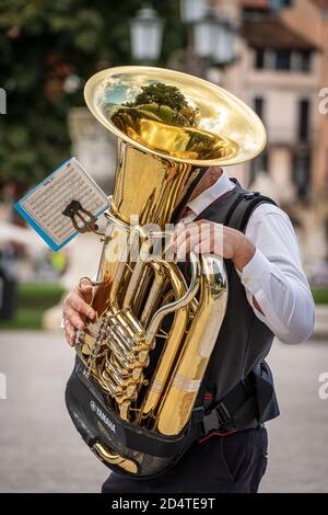 Nahaufnahme eines Musikers einer Blaskapelle, der während eines Stadtfestivals im Zentrum von Padua, Venetien, Italien, Europa die Tuba spielt. Stockfoto