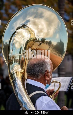 Nahaufnahme eines Musikers einer Blaskapelle, der während eines Stadtfestivals im Zentrum von Padua, Venetien, Italien, Europa das Tuba Sousaphone spielt. Stockfoto