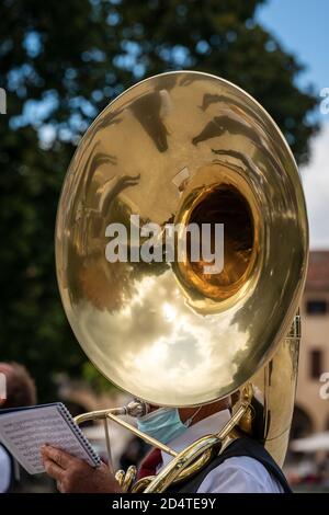 Nahaufnahme eines Musikers einer Blaskapelle, der während eines Stadtfestivals im Zentrum von Padua, Venetien, Italien, Europa das Tuba Sousaphone spielt. Stockfoto