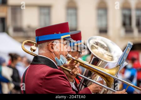 Nahaufnahme eines Musikers einer Blaskapelle, der die Posaune während eines Stadtfestes im Zentrum von Padua, Venetien, Italien, Europa spielt. Stockfoto