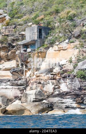 Die Einstiegsplatten, einfach bekannt als die Heads of Sydney Harbour, haben militärische Beobachtungsposten oder Pillenboxen und Artilleriebunker aus beiden Kriegen Stockfoto