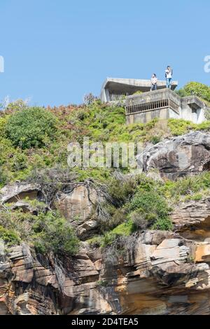 Die Einstiegsplatten, einfach bekannt als die Heads of Sydney Harbour, haben militärische Beobachtungsposten oder Pillenboxen und Artilleriebunker aus beiden Kriegen Stockfoto