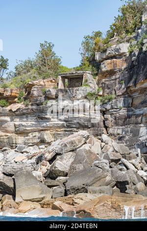 Die Einstiegsplatten, einfach bekannt als die Heads of Sydney Harbour, haben militärische Beobachtungsposten oder Pillenboxen und Artilleriebunker aus beiden Kriegen Stockfoto