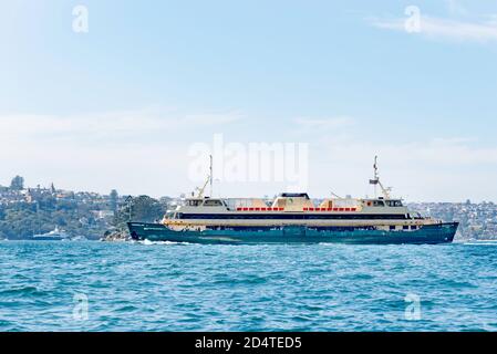 Bald werden kleinere neuere Fähren, eine der berühmten Manly Ferries, die Queenscliff, in Richtung Circular Quay im Hafen von Sydney, ersetzt. Stockfoto
