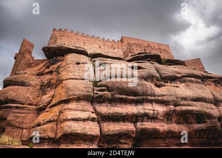 Das Schloss von Peracense auf einer Felsformation in Teruel, Spanien Stockfoto