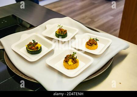 Geröstete Zucchini gefüllt mit NUR Schnittlauch Gerangel und Ratatouille produziert Von den Küchenchefs Evo Ni und Francois Giussani in der Zukunft Food Studio von Just a Stockfoto