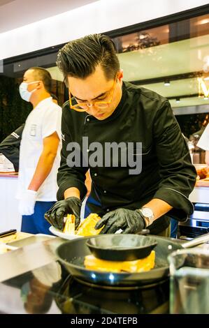 Küchenchef Andrew Moo Kochen Ei und Pflanze Chorizo gegrillten Käse Im Future Food Studio durch ein Pop-up In Shanghai mit einem pflanzlichen Ei-Ersatz Stockfoto