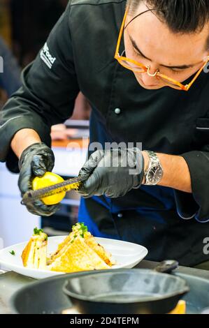 Küchenchef Andrew Moo Kochen Ei und Pflanze Chorizo gegrillten Käse Im Future Food Studio durch ein Pop-up In Shanghai mit einem pflanzlichen Ei-Ersatz Stockfoto