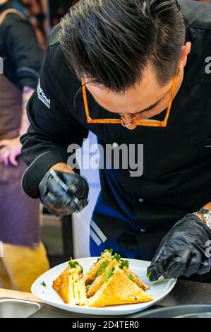 Küchenchef Andrew Moo Kochen Ei und Pflanze Chorizo gegrillten Käse Im Future Food Studio durch ein Pop-up In Shanghai mit einem pflanzlichen Ei-Ersatz Stockfoto