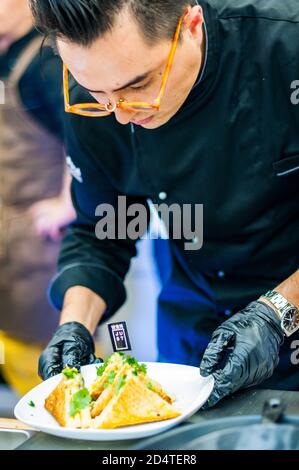 Küchenchef Andrew Moo Kochen Ei und Pflanze Chorizo gegrillten Käse Im Future Food Studio durch ein Pop-up In Shanghai mit einem pflanzlichen Ei-Ersatz Stockfoto