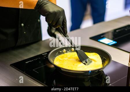 Koch Evo Ni Kochen das Rührei Teil eines Geröstete Zucchini gefüllt mit NUR Schnittlauch Scramble und Ratatouille Gericht Im Future Food Studio von J Stockfoto