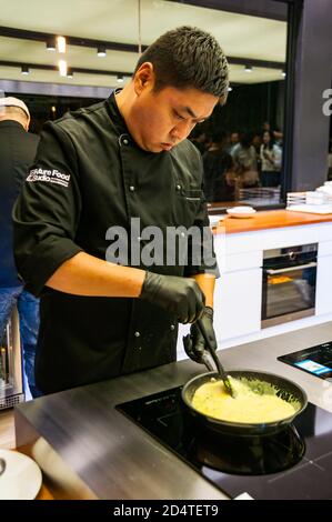 Koch Evo Ni Kochen das Rührei Teil eines Geröstete Zucchini gefüllt mit NUR Schnittlauch Scramble und Ratatouille Gericht Im Future Food Studio von J Stockfoto