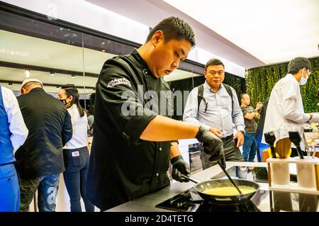 Koch Evo Ni Kochen das Rührei Teil eines Geröstete Zucchini gefüllt mit NUR Schnittlauch Scramble und Ratatouille Gericht Im Future Food Studio von J Stockfoto