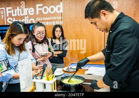 Koch Evo Ni Kochen das Rührei Teil eines Geröstete Zucchini gefüllt mit NUR Schnittlauch Scramble und Ratatouille Gericht Im Future Food Studio von J Stockfoto