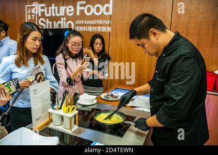 Koch Evo Ni Kochen das Rührei Teil eines Geröstete Zucchini gefüllt mit NUR Schnittlauch Scramble und Ratatouille Gericht Im Future Food Studio von J Stockfoto