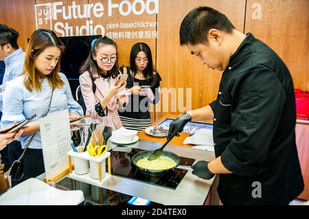 Koch Evo Ni Kochen das Rührei Teil eines Geröstete Zucchini gefüllt mit NUR Schnittlauch Scramble und Ratatouille Gericht Im Future Food Studio von J Stockfoto