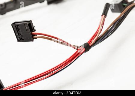 Ein Kabel aus verfilzten Drähten in verschiedenen Farben mit Steckverbindern in der elektrischen Verkabelung des Autos. Internet-Leitung in der Arbeit des Providers. Stockfoto