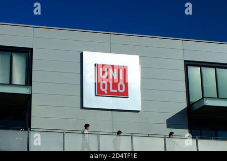 Tokio, Japan. Oktober 2020. Ein UNIQLO-Logo und ein Bekleidungsgeschäft sind in Tokio zu sehen. Kredit: SOPA Images Limited/Alamy Live Nachrichten Stockfoto