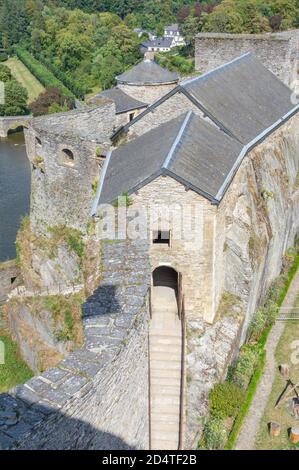 Die riesige und historische Burg Château de Bouillon dominiert die Stadt Bouillon in der belgischen Provinz Luxemburg am Ufer des Semois Stockfoto