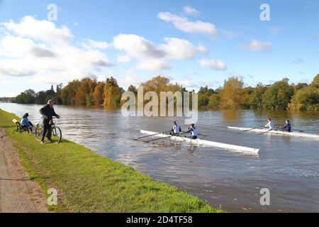 Henley-on-Thames, Großbritannien. Oktober 2020. Wetter in Großbritannien. Ruderer üben ihre Fähigkeiten an einem der letzten warmen Sommertage. Quelle: Uwe Deffner/Alamy Live News Stockfoto