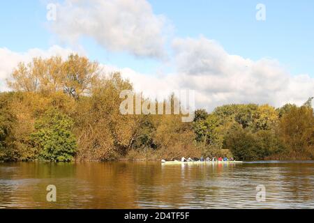 Henley-on-Thames, Großbritannien. Oktober 2020. Wetter in Großbritannien. Ruderer üben ihre Fähigkeiten an einem der letzten warmen Sommertage. Quelle: Uwe Deffner/Alamy Live News Stockfoto