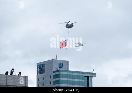 Taipeh, Taiwan. Oktober 2020. Die riesige Taiwan-Flagge wird am 10. Oktober 2020 vor dem Präsidentenamt in Taipei, Taiwan, mit einem Chinook-Hubschrauber durch die Luft geflogen. (Foto von Walid Berrazeg/Sipa USA) Quelle: SIPA USA/Alamy Live News Stockfoto