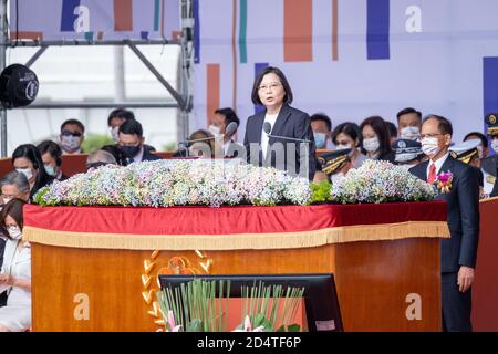 Taipeh, Taiwan. Oktober 2020. Taiwans Präsident Tsai Ing-Wen Seen (C) sah eine Rede während der Feierlichkeiten zum Nationalfeiertag vor dem Präsidentenamt in Taipei, Taiwan am 10. Oktober 2020. (Foto von Walid Berrazeg/Sipa USA) Quelle: SIPA USA/Alamy Live News Stockfoto