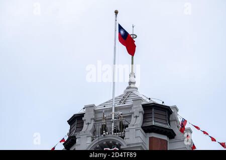 Taipeh, Taiwan. Oktober 2020. Taiwans Militärpolizei, die am 10. Oktober 2020 im Präsidentenamt in Taipei, Taiwan, die Nationalflagge bei der Zeremonie des Nationaltages Taiwans hochhob. (Foto von Walid Berrazeg/Sipa USA) Quelle: SIPA USA/Alamy Live News Stockfoto