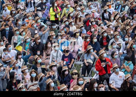 Taipeh, Taiwan. Oktober 2020. Eine große Menschenmenge, die die Show während der Zeremonie des Nationaltages von Taiwan am 10. Oktober 2020 im Präsidentenamt in Taipei, Taiwan, beobachtete. (Foto von Walid Berrazeg/Sipa USA) Quelle: SIPA USA/Alamy Live News Stockfoto