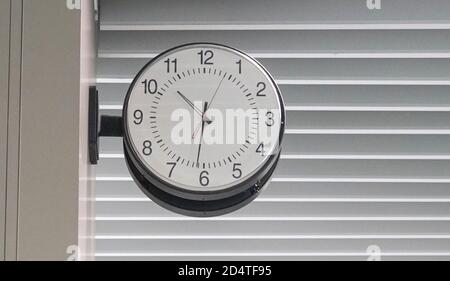 Uhr an einer Wand in einer U-Bahn-Station montiert Stockfoto