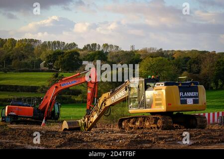 Ein Flannery Caterpillar (CAT) Bagger und ein Bullen Bagger auf Die Baustelle für die Preston Western Distributor Straße, die Wird mit t verbunden Stockfoto