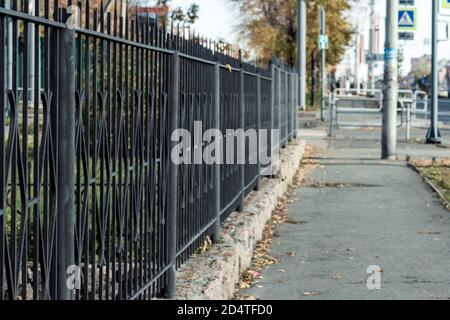 Der Weg verläuft entlang des Metallzauns Foto aufgenommen in Tscheljabinsk, Russland. Stockfoto