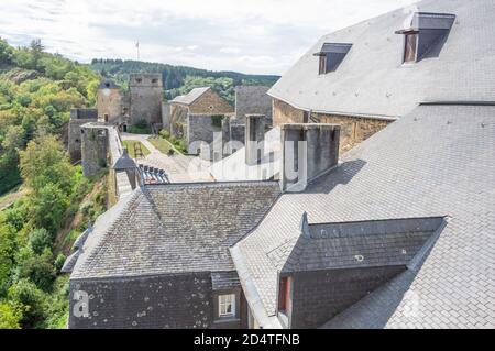 Die riesige und historische Burg Château de Bouillon dominiert die Stadt Bouillon in der belgischen Provinz Luxemburg am Ufer des Semois Stockfoto