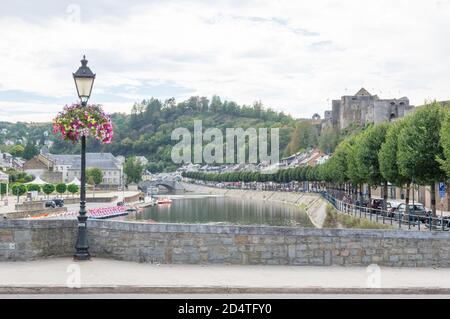 Die riesige und historische Burg Château de Bouillon dominiert die Stadt Bouillon in der belgischen Provinz Luxemburg am Ufer des Semois Stockfoto