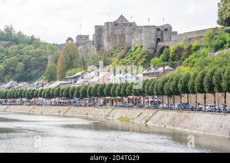 Die riesige und historische Burg Château de Bouillon dominiert die Stadt Bouillon in der belgischen Provinz Luxemburg am Ufer des Semois Stockfoto