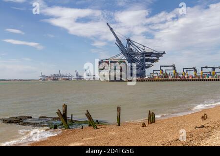 Riesiges Containerschiff (The OOCL INDONESIA) in Felixstowe Docks aus der Sicht von Landguard Point, Suffolk, UK. Stockfoto