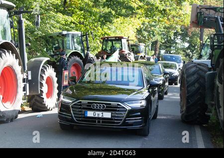 Bautzen, Deutschland. Oktober 2020. Bundespräsident Steinmeier fährt bei einer Bauerndemonstration vor dem Bildungsgut Schmochtitz Sankt Benno an Traktoren in seinem Dienstwagen vorbei. Anlass für den Besuch von Präsident Steinmeier im Freistaat ist ein ökumenischer Erntedankgottesdienst und die Übergabe der Erntekrone. Quelle: Sebastian Kahnert/dpa-Zentralbild/dpa/Alamy Live News Stockfoto