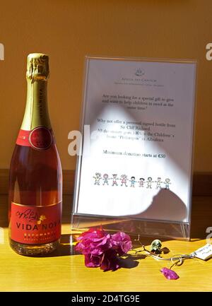 Cliff Richards Weingut Adega do Cantor in Guia, Algarve, Portugal: Vida Nova Rose Stockfoto