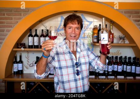 Cliff Richard in seinem Weingut Adoga do Cantor in Albufeira, Algarve, Portugal Stockfoto