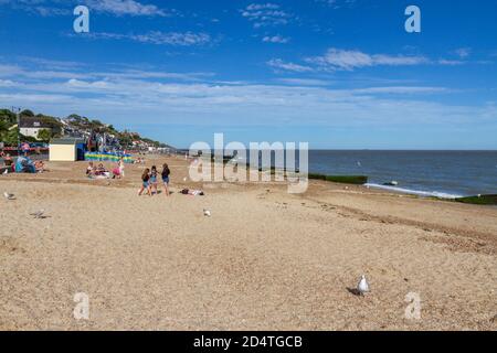 Blick entlang des Strandes in der Nähe der Promenade von Felixstowe, Suffolk, Großbritannien. Stockfoto