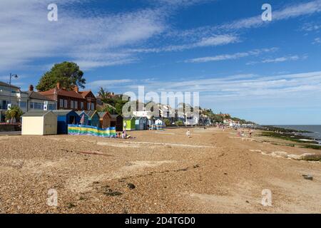 Blick entlang des Strandes in der Nähe der Promenade von Felixstowe, Suffolk, Großbritannien. Stockfoto