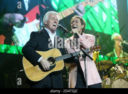 Cliff Richard tritt in der Arena 02 mit den Schatten auf 28. September 2009, Gesang mit Bruce Welch Stockfoto