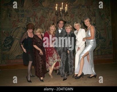 Abendessen der Cliff Richard's Tennis Foundation im Hampton Court 11. Dez 2003: Von links Cilla Black,Elaine Page,Lesley Garrett,Cliff Richard,Gloria Hunnifo Stockfoto