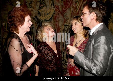 Abendessen der Cliff Richard's Tennis Foundation im Hampton Court 11. Dez 2003: Von links Cilla Black,Elaine Page,Lesley Garrett,Cliff Richard Stockfoto