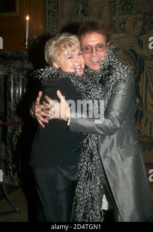 Abendessen der Cliff Richard's Tennis Foundation im Hampton Court 11. Dez 2003: Gloria Hunniford mit Cliff Richard Stockfoto