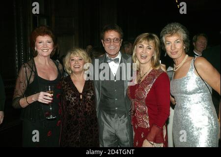 Abendessen der Cliff Richard's Tennis Foundation im Hampton Court 11. Dez 2003: Von links Cilla Black, Elaine Page, Lesley Garrett, Cliff Richard und Virginia Stockfoto