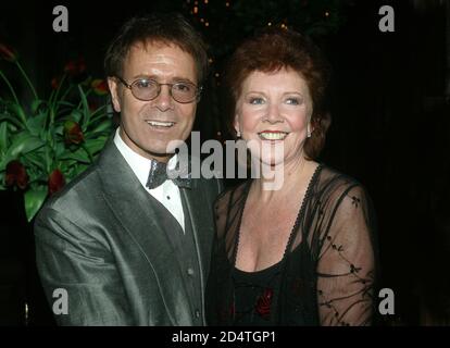 Abendessen der Cliff Richard's Tennis Foundation im Hampton Court 11. Dez 2003: Cliff Richard mit Cilla Black Stockfoto