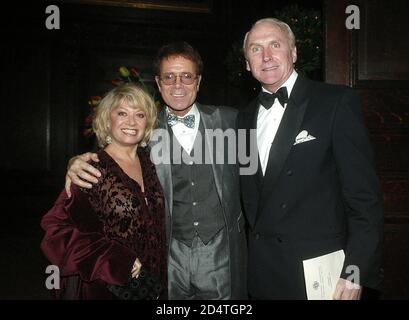 Cliff Richard's Tennis Foundation Dinner im Hampton Court 11. Dez 2003: Cliff Richard mit Elaine Page und.. Stockfoto